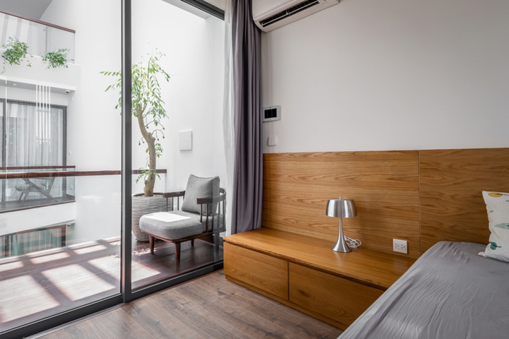 Nhà phố ngập tràn nắng gió nhờ bố trí giếng trời thông minh - 14