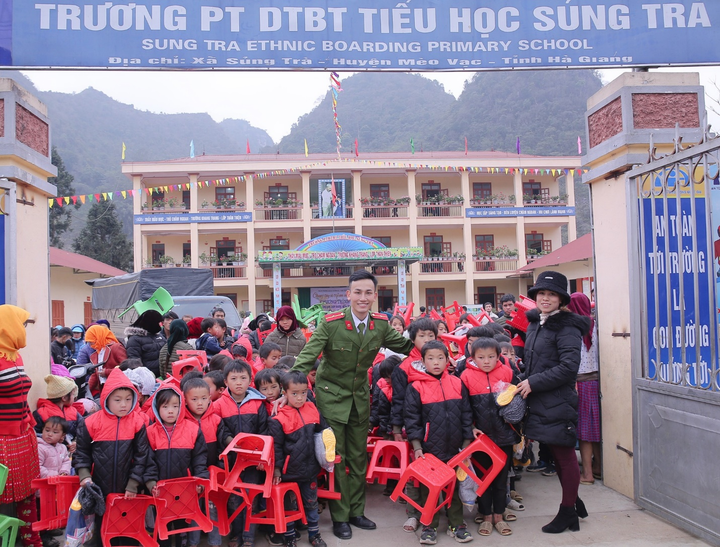 Viên Đình Long: Chàng sinh viên bán sách lên miền núi làm từ thiện - 2