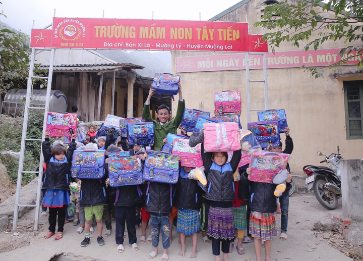 Viên Đình Long: Chàng sinh viên bán sách lên miền núi làm từ thiện - 3