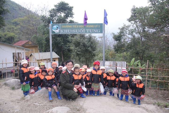 Viên Đình Long: Chàng sinh viên bán sách lên miền núi làm từ thiện - 4