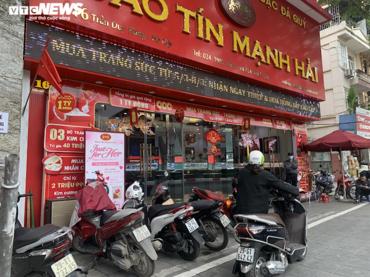 Giá vàng rẻ nhất 1 năm, khách hàng vẫn thờ ơ - 3