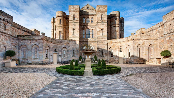 Giới nhà giàu Trung Quốc đổ xô mua lâu đài đắt đỏ ở châu Âu - 1