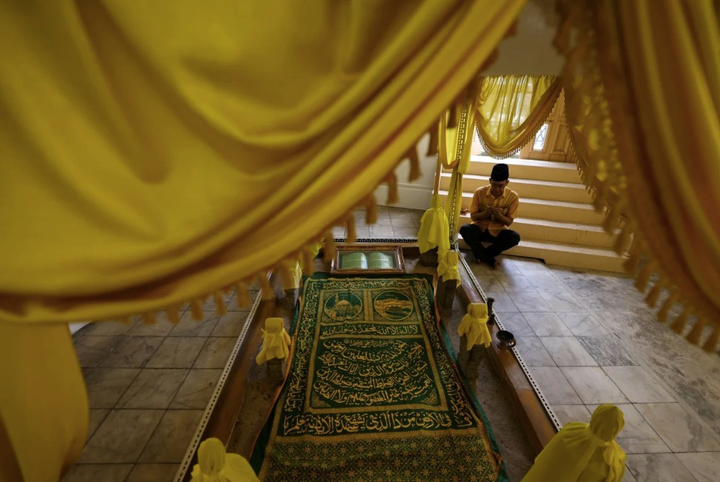 Con cháu các hoàng gia trên thế giới kiếm tiền bằng cách nào? - 2