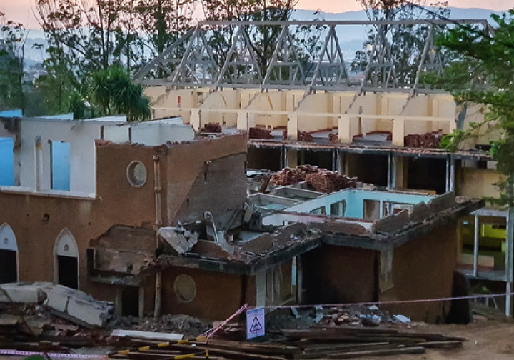 Hai công nhân tử nạn khi đang tu sửa trường đại học ở Đà Lạt - 1