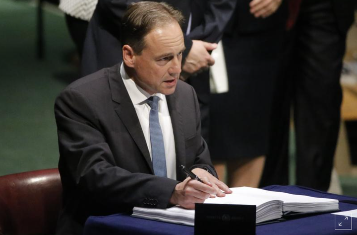 Bộ trưởng Y tế Australia nhập viện sau hai ngày tiêm vaccine COVID-19 - 1