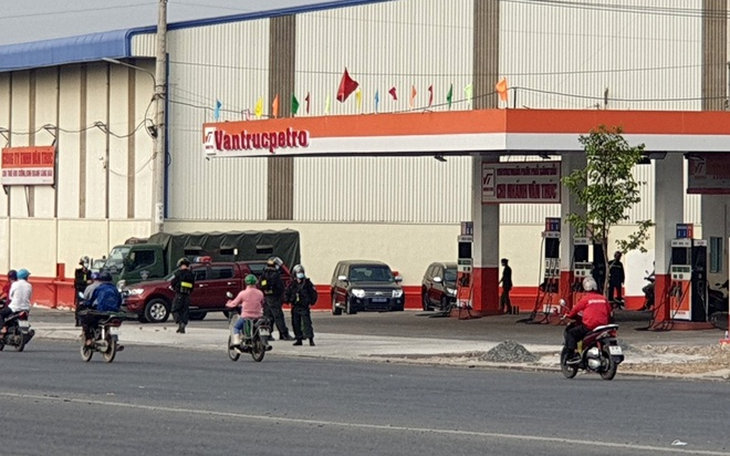 Cảnh sát đang bao vây 2 cây xăng ở Bình Dương liên quan đường dây xăng giả - 1