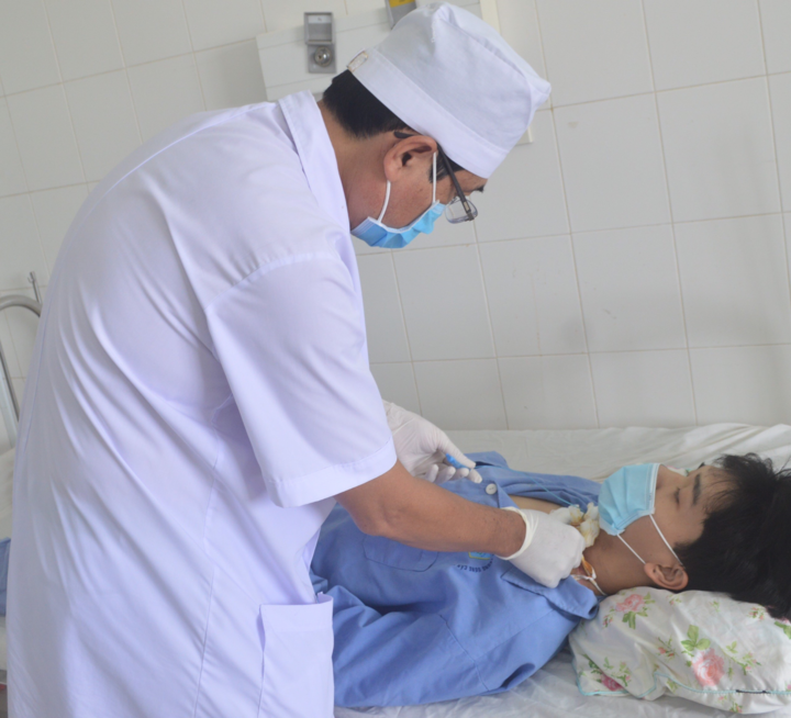 Nam sinh bị đứt đôi khí quản, suýt chết do chủ quan - 1