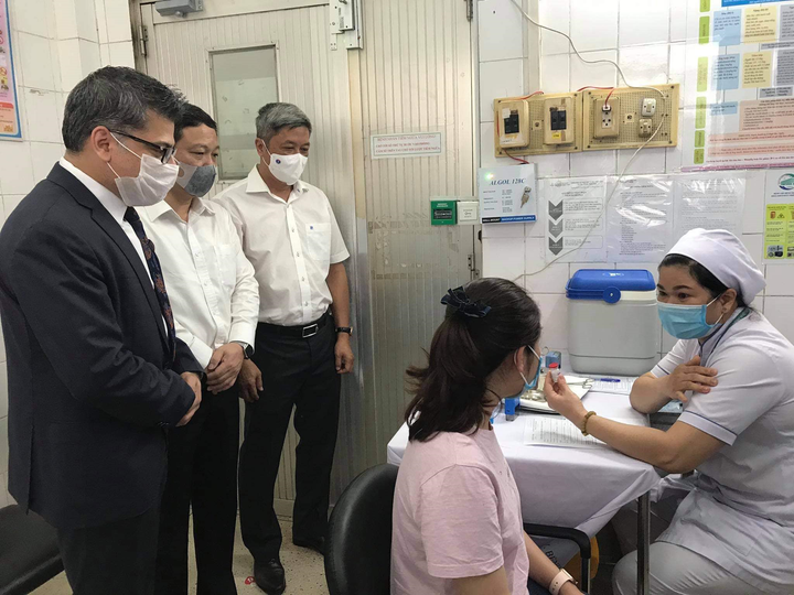 Những địa phương ghi nhận người bị phản ứng phụ sau tiêm vaccine COVID-19 - 1