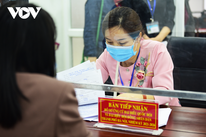 Nhiều người nhận hồ sơ tự ứng cử đại biểu Quốc hội tại Hà Nội - 4