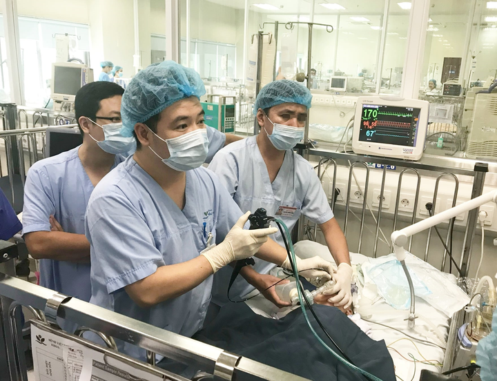 Sặc hạt điều, bé trai ở Hà Nội suýt mất mạng - 1