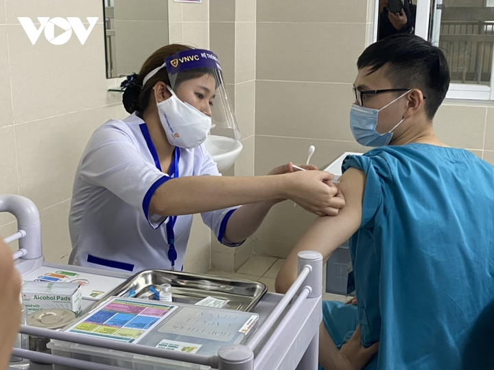 10 nhân viên y tế BV Thanh Nhàn, Hà Nội gặp phản ứng sau tiêm vaccine COVID-19 - 1