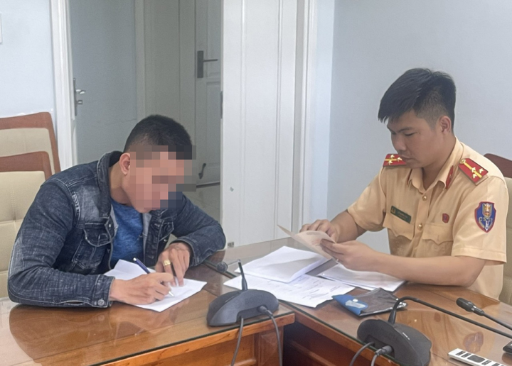 Clip: Tài xế xe khách lạng lách, đánh võng trên đường phố Đà Nẵng - 1