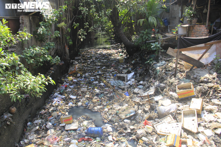 Ảnh: Rác thải phủ kín mặt nước, kênh Hy Vọng khiến người Sài Gòn khiếp sợ - 2