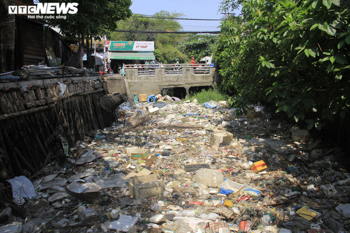 Ảnh: Rác thải phủ kín mặt nước, kênh Hy Vọng khiến người Sài Gòn khiếp sợ - 1