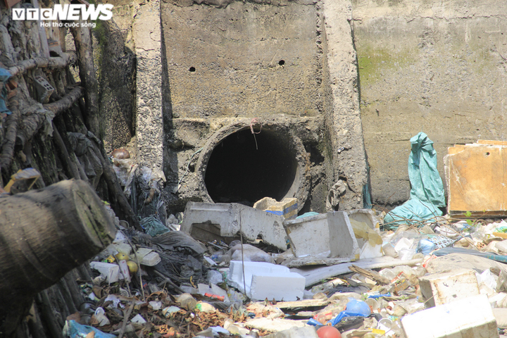 Ảnh: Rác thải phủ kín mặt nước, kênh Hy Vọng khiến người Sài Gòn khiếp sợ - 3