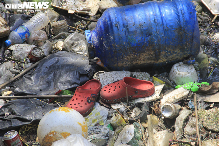 Ảnh: Rác thải phủ kín mặt nước, kênh Hy Vọng khiến người Sài Gòn khiếp sợ - 5