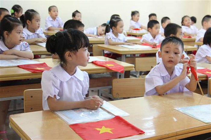 Cuộc đua vào lớp 1: Trẻ học kín tuần, phụ huynh trắng đêm chờ mua hồ sơ - 2