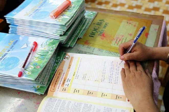 Giáo viên than khổ khi đủ loại giấy tờ, sổ sách 'bao vây' - 1