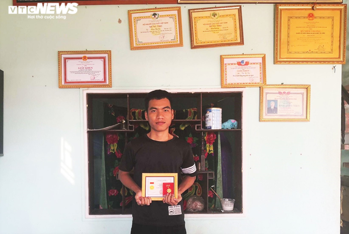 Chàng trai lao xuống biển cứu 3 học sinh nhận huy hiệu Tuổi trẻ dũng cảm - 1