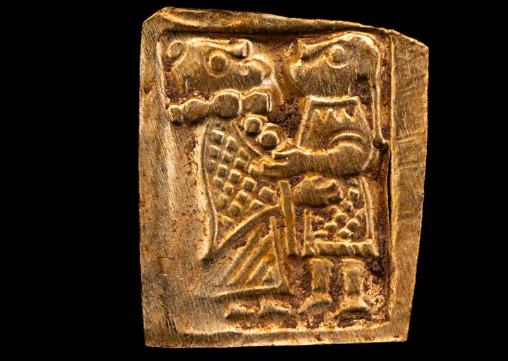 Cặp đôi ôm nhau bí ẩn khắc trên hàng chục tấm vàng lá - 1