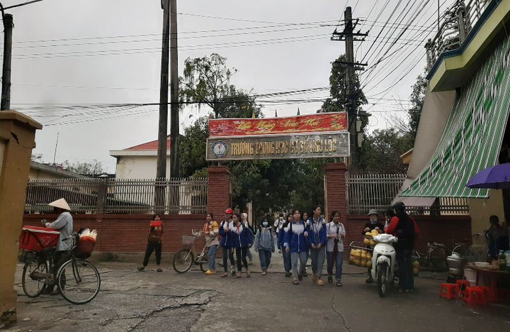 Xem xét kỷ luật cô giáo cổ vũ học sinh uống bia ở Thanh Hóa - 2