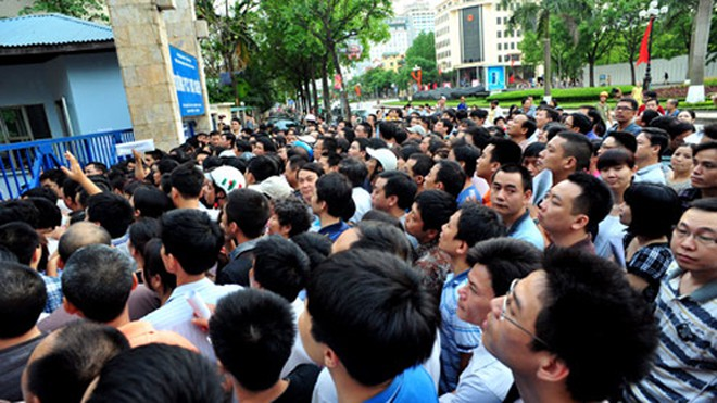 Cuộc đua vào lớp 1: Trẻ học kín tuần, phụ huynh trắng đêm chờ mua hồ sơ - 1