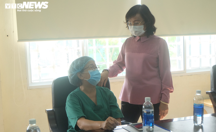 Ảnh: Y, bác sĩ, nhân viên y tế Đà Nẵng tiêm vaccine COVID-19 - 2