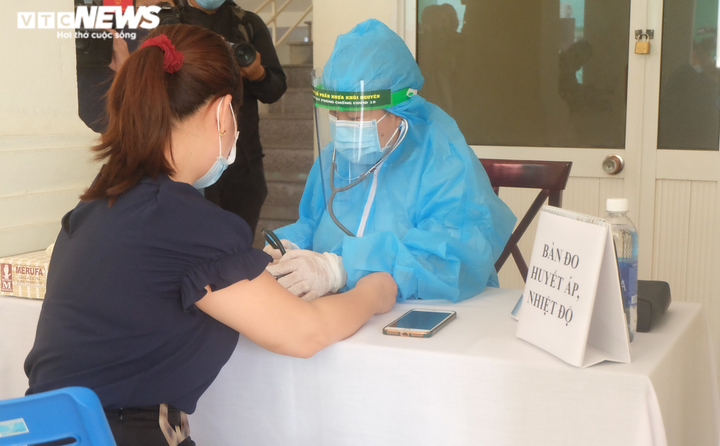 Ảnh: Y, bác sĩ, nhân viên y tế Đà Nẵng tiêm vaccine COVID-19 - 4