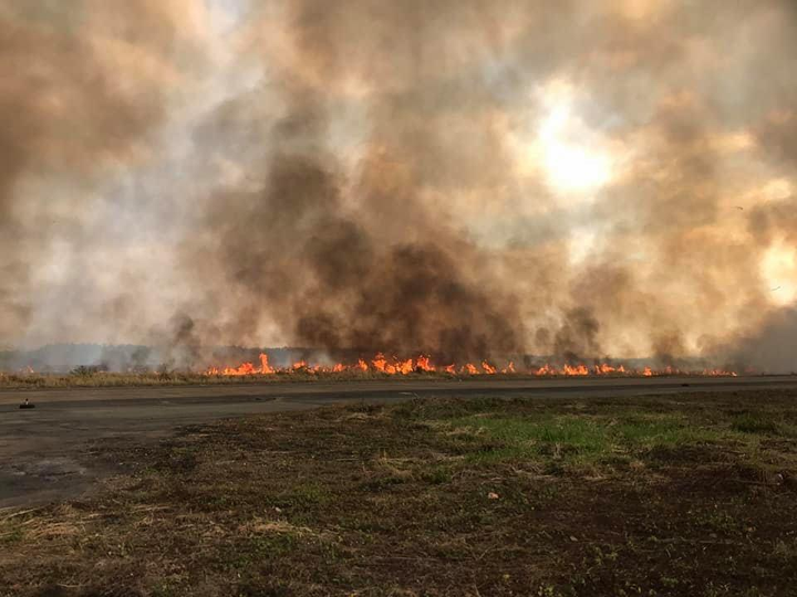 Sân bay Biên Hòa đốt cỏ, khói đen bao trùm cả một vùng trời - 2