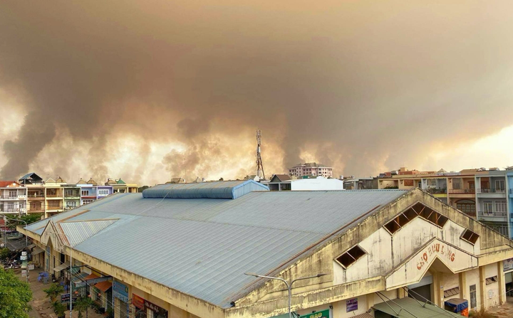 Sân bay Biên Hòa đốt cỏ, khói đen bao trùm cả một vùng trời - 1
