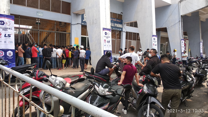 V-League trở lại: CĐV Hải Phòng vây kín cổng sân Lạch Tray mua vé - 2