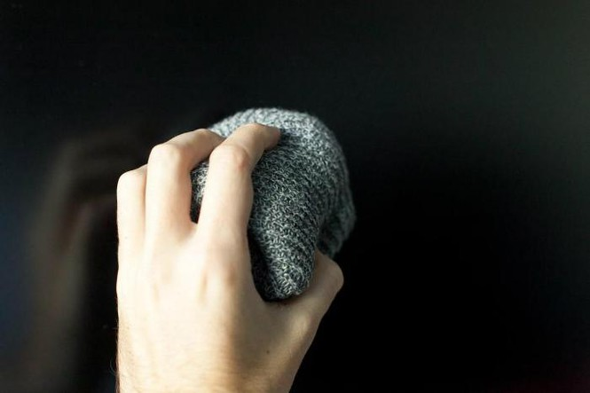 6 sai lầm ngớ ngẩn khi lau màn hình khiến tivi nhanh hỏng - 1