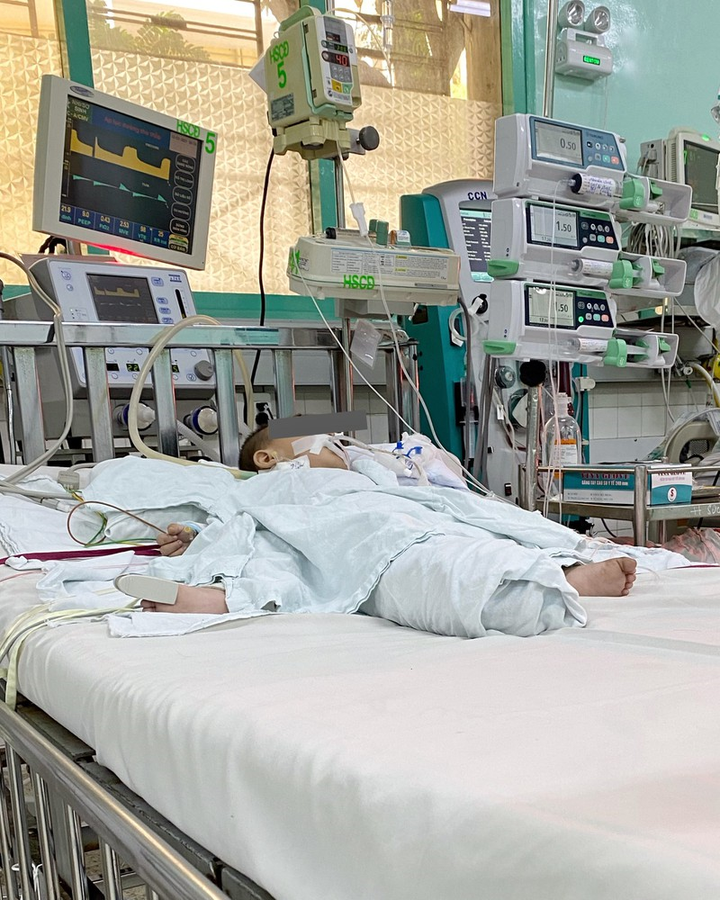 Cứu sống bé trai 13 tháng tuổi nguy kịch do uống nhầm dầu thắp đèn - 1