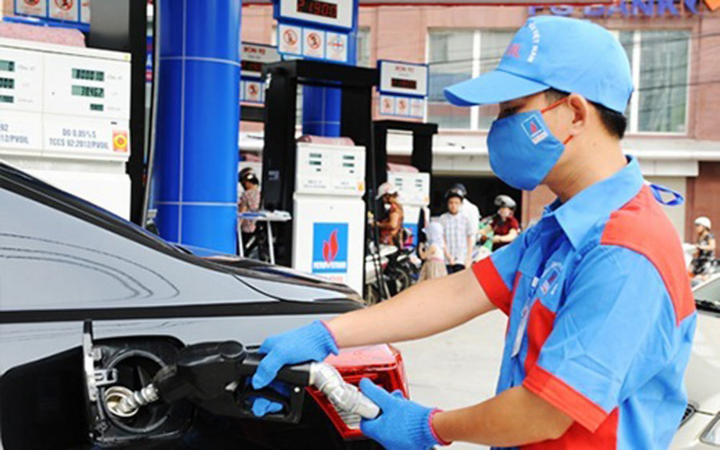 Giá xăng tăng gần 800 đồng/lít - 1