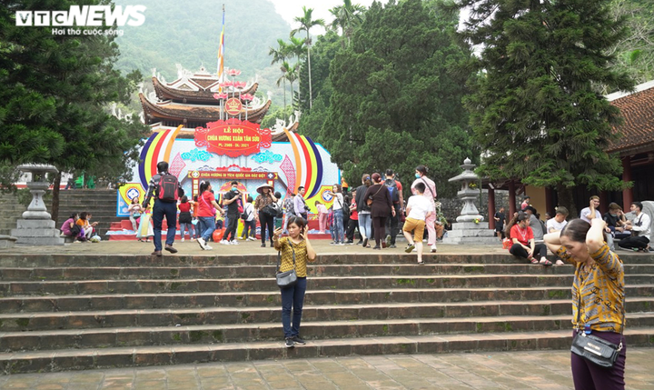 Nhiều du khách không đeo khẩu trang vô tư trẩy hội chùa Hương - 1