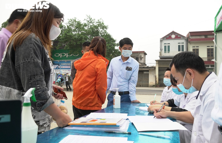 Nhiều du khách không đeo khẩu trang vô tư trẩy hội chùa Hương - 2