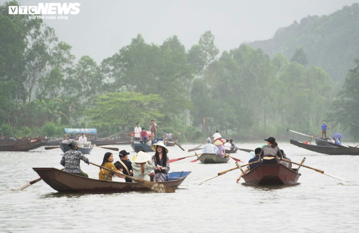Nhiều du khách không đeo khẩu trang vô tư trẩy hội chùa Hương - 3