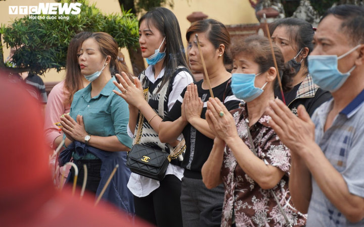 Nhiều du khách không đeo khẩu trang vô tư trẩy hội chùa Hương - 4