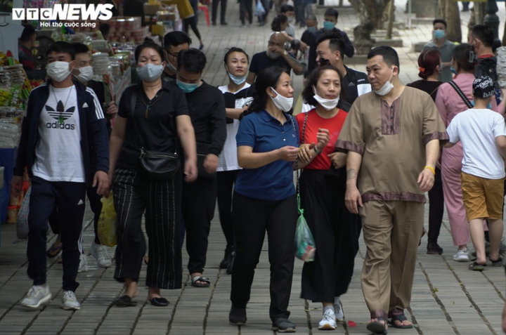 Nhiều du khách không đeo khẩu trang vô tư trẩy hội chùa Hương - 5