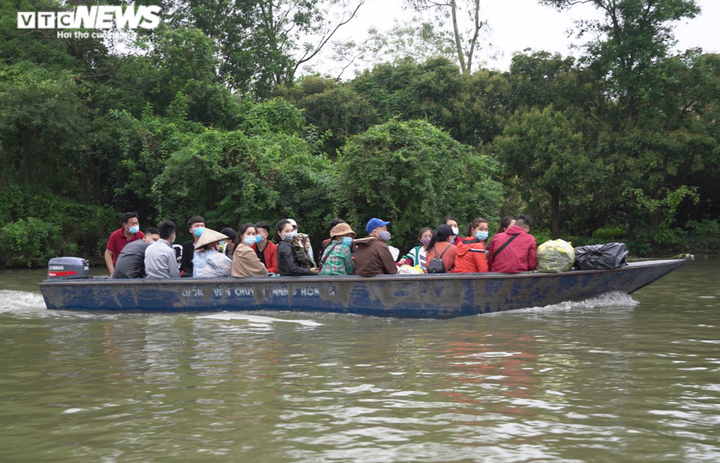 Nhiều du khách không đeo khẩu trang vô tư trẩy hội chùa Hương - 6