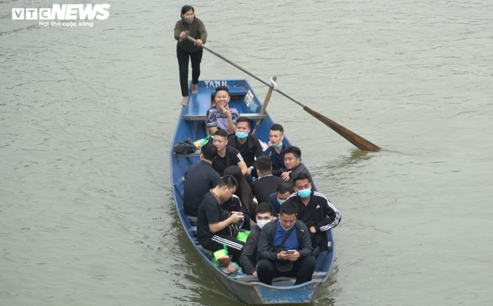 Nhiều du khách không đeo khẩu trang vô tư trẩy hội chùa Hương - 7