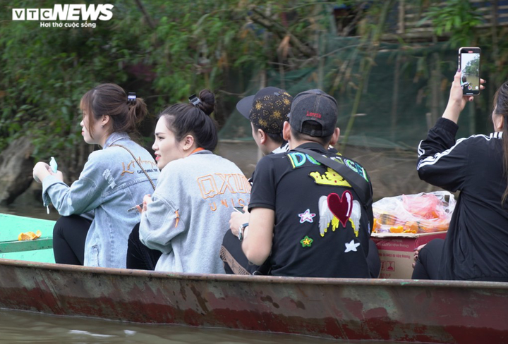 Nhiều du khách không đeo khẩu trang vô tư trẩy hội chùa Hương - 8