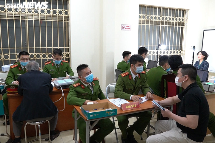 Chùm ảnh: Công an Hà Nội thức xuyên đêm làm thẻ căn cước gắn chip cho người dân - 1