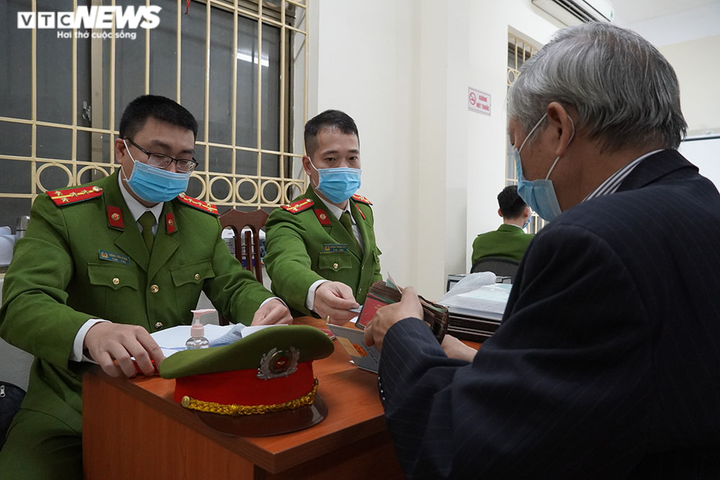 Chùm ảnh: Công an Hà Nội thức xuyên đêm làm thẻ căn cước gắn chip cho người dân - 3