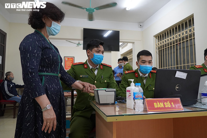 Chùm ảnh: Công an Hà Nội thức xuyên đêm làm thẻ căn cước gắn chip cho người dân - 4