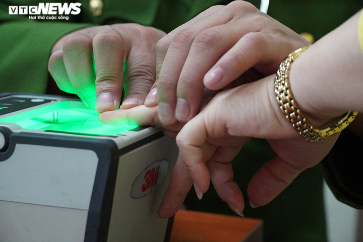 Chùm ảnh: Công an Hà Nội thức xuyên đêm làm thẻ căn cước gắn chip cho người dân - 5