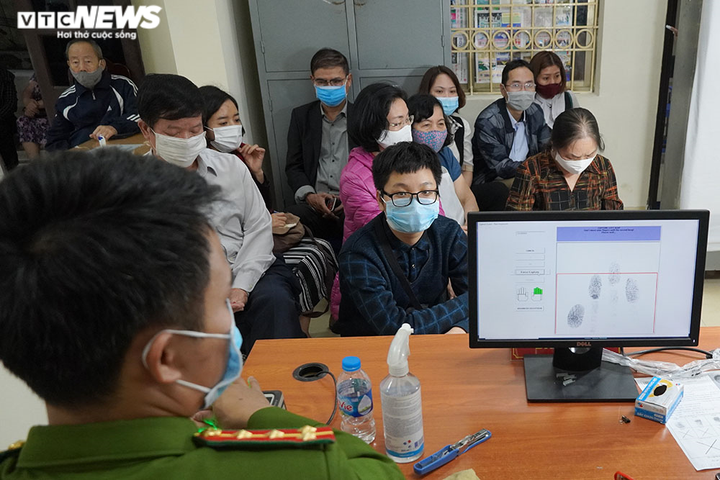 Chùm ảnh: Công an Hà Nội thức xuyên đêm làm thẻ căn cước gắn chip cho người dân - 6