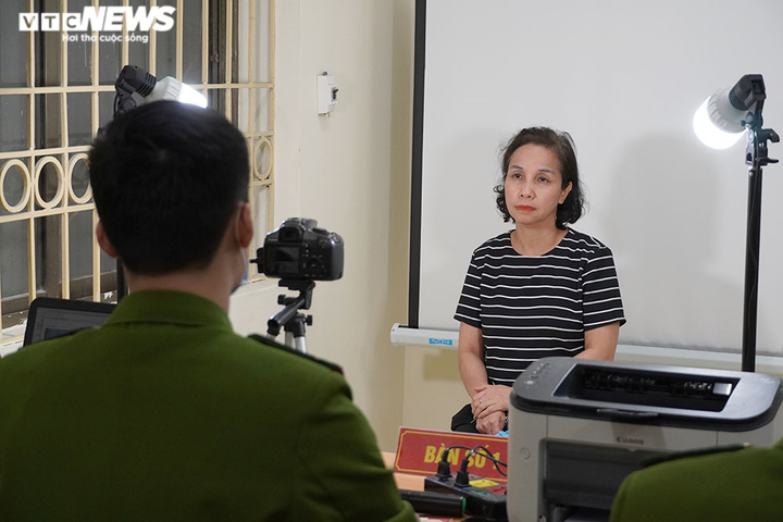 Chùm ảnh: Công an Hà Nội thức xuyên đêm làm thẻ căn cước gắn chip cho người dân - 8