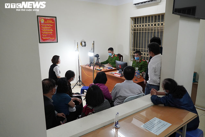 Chùm ảnh: Công an Hà Nội thức xuyên đêm làm thẻ căn cước gắn chip cho người dân - 9