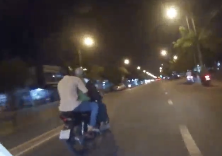 Cảnh sát TP.HCM truy đuổi hơn 3km, nổ súng bắt hai tên cướp xe máy - 1